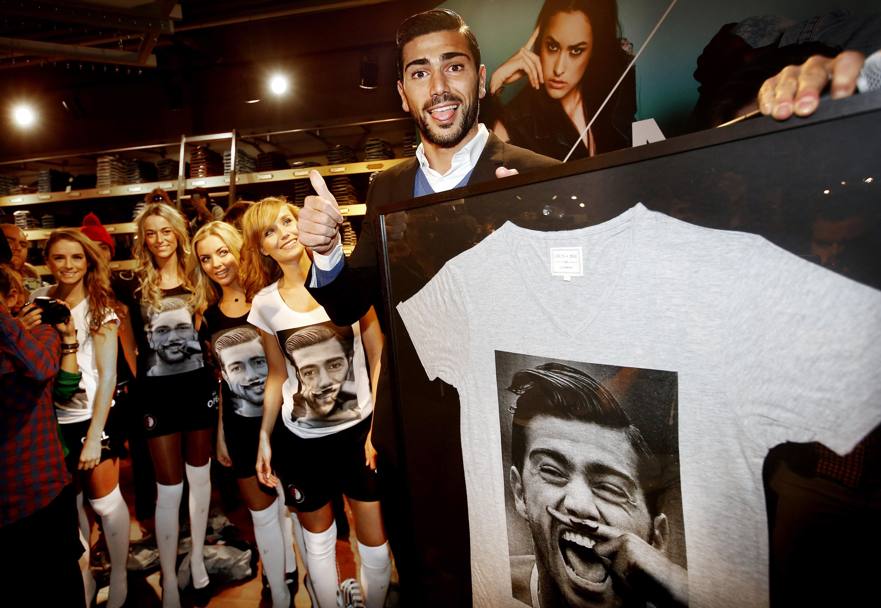 Il calciatore Graziano Pell presenta una maglietta con la sua faccia (Italy Photo Press)